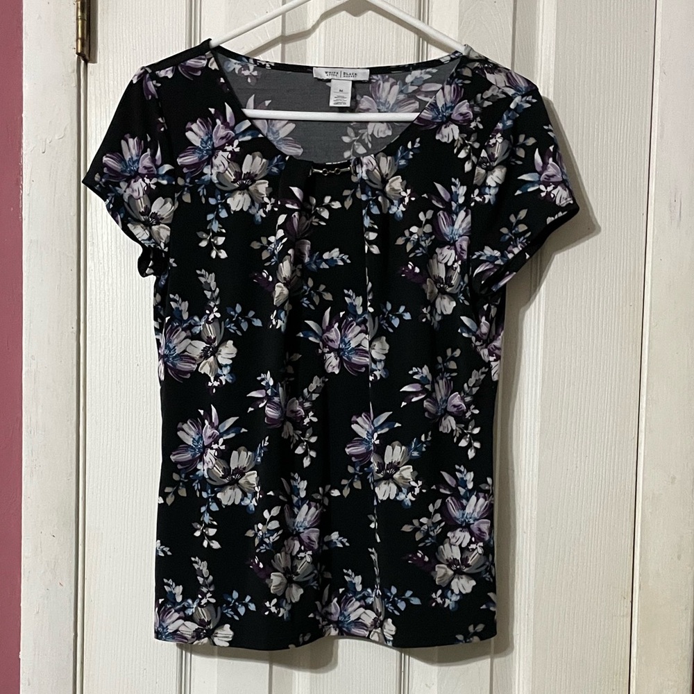 White House Black Market Floral Short Sleeve Blouse Metal Accent